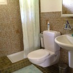 bathroom with shower/toilet/wahsbasin