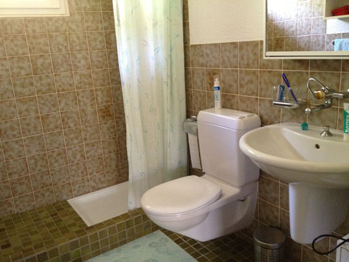 bathroom with shower/toilet/wahsbasin